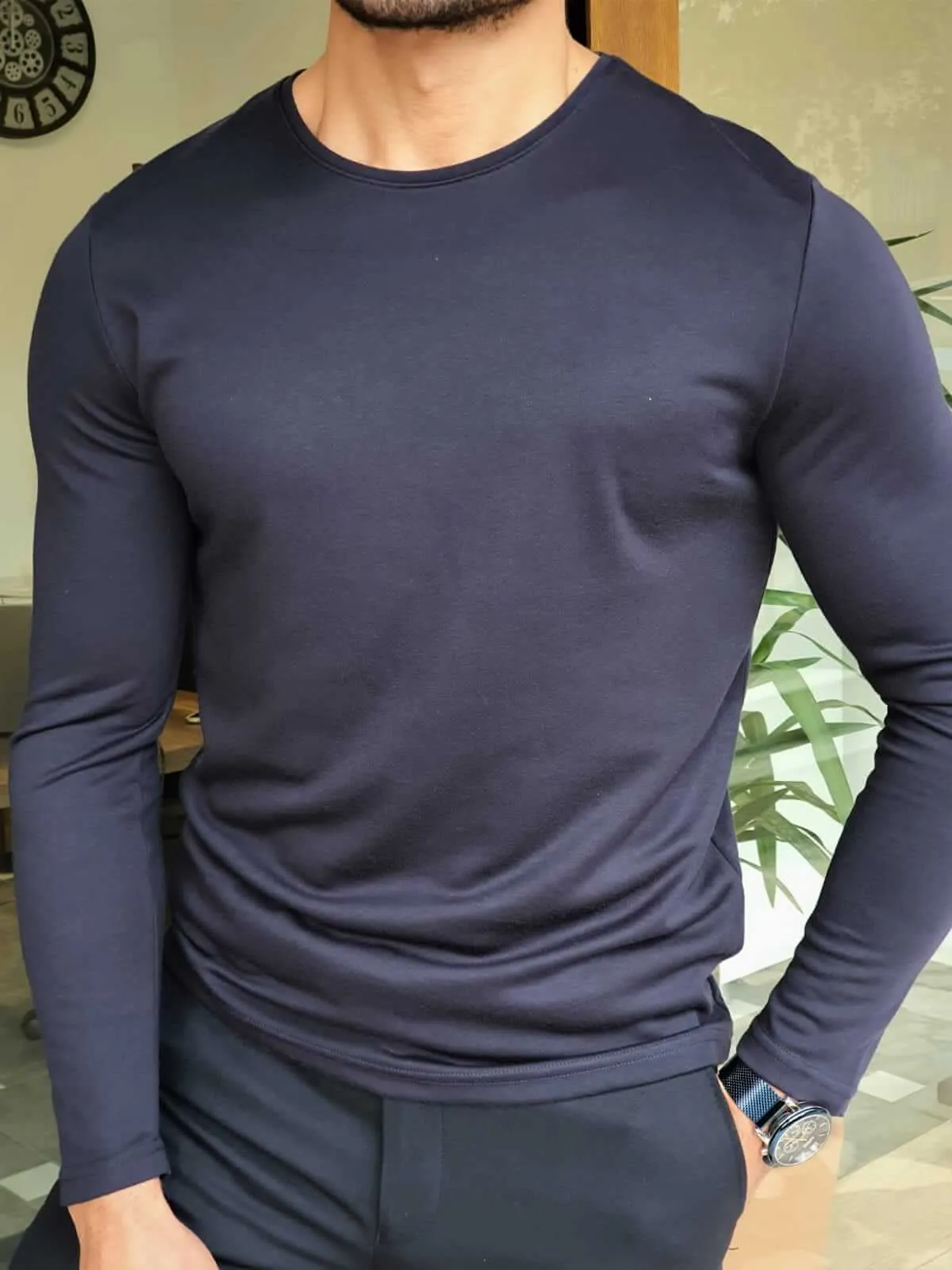 SLEEK NAVY BLUE WOOL TURTLENECK